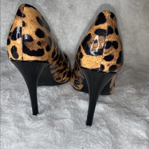 Like new Guess Women's Leopard Print Heels - Picture 9 of 9